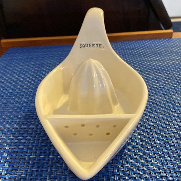 Rae Dunn by Magenta Squeeze Juicer with built in strainer - Picture 3 of 5